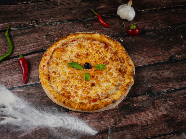 Pizza Margherita - umak od rajčice, mozzarela, origano, maslina